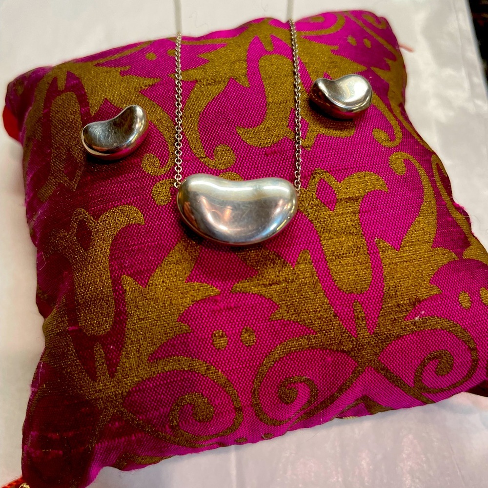 Tiffany & Co. Elsa Peretti ‘Bean’ Design Pendant Necklace & Earrings.